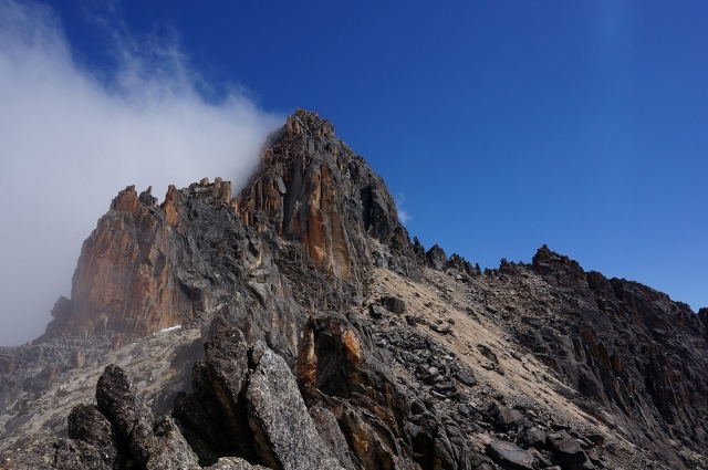 peak to south of pass from castaya valley to hidden lake (640x425)