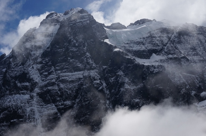 Tiquimani hanging glacier close up 15 May 2014 (1024x680)