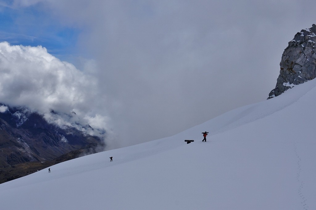 Boarders ascending the upper N Charquini glacier(1024x680)