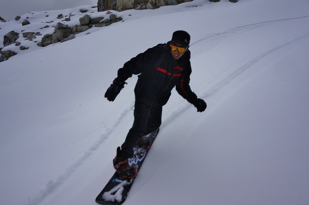 Local snowboarder Wilar descending Charquini(1024x680)